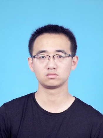 穿蓝色衬衫的男子描述已自动生成